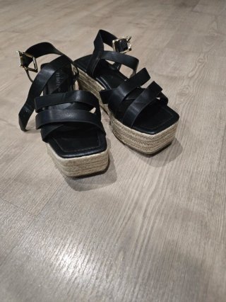 Sandalias negras con tiras y hebilla
