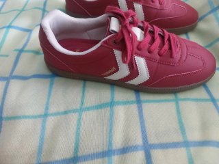 Zapatillas Hummel rojas y blancas