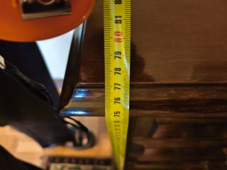 Cómoda de madera oscura con tiradores dorados