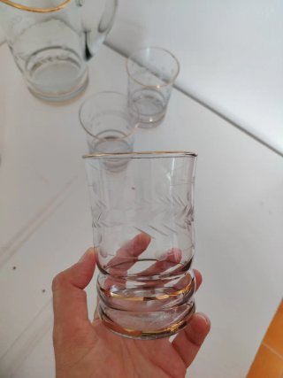 Jarra y 5 vasos cristal dorado