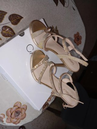 Tacones dorados Catwalk con pedrería