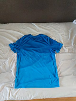Camiseta deportiva azul degradado