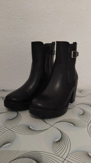 Botas negras con tacón y hebilla