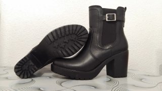 Botas negras con tacón y hebilla