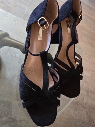 Sandalias negras de tacón