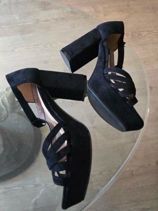 Sandalias negras de tacón