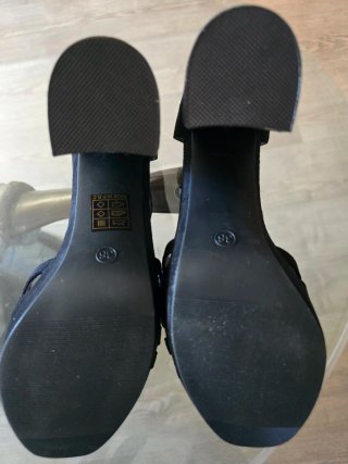 Sandalias negras de tacón