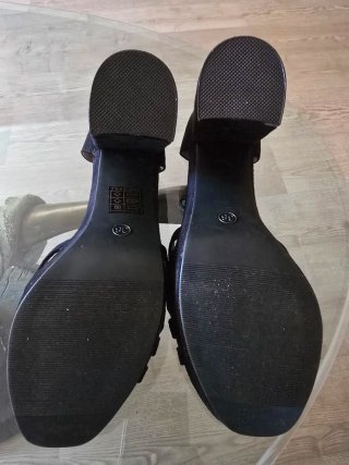 Sandalias negras de tacón