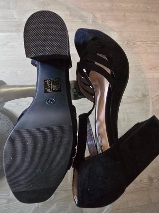 Sandalias negras de tacón