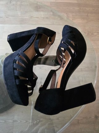 Sandalias negras de tacón
