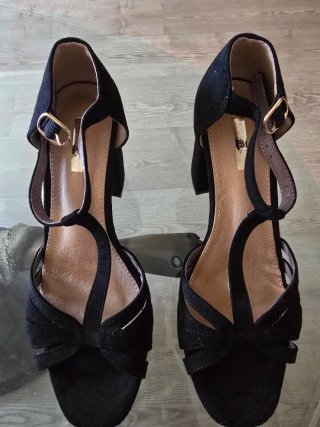 Sandalias negras de tacón