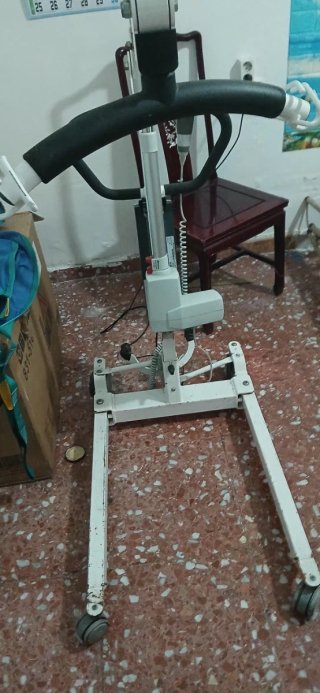 Grúa para personas de movilidad reducida.