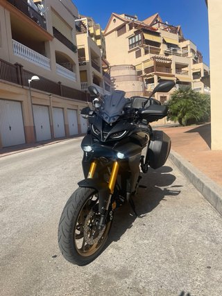 Yamaha Tracer 9 GT Negra y Dorada