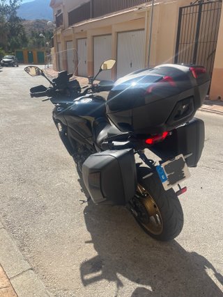 Yamaha Tracer 9 GT Negra y Dorada