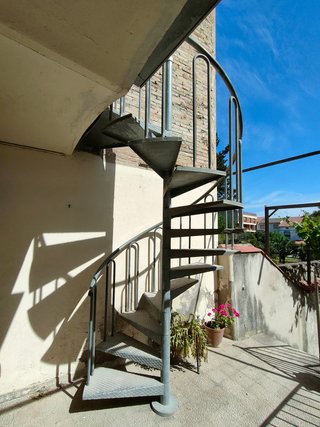 Escalera de caracol metálica exterior