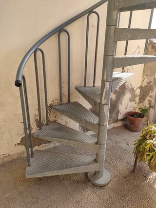 Escalera de caracol metálica exterior