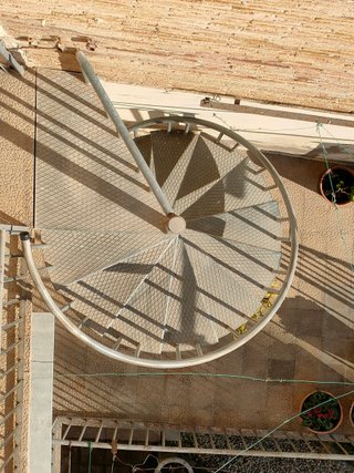 Escalera de caracol metálica exterior