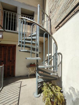 Escalera de caracol metálica exterior