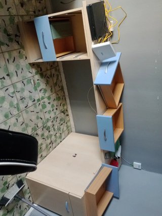 Silla Gamer Negra y Blanca y escritorio