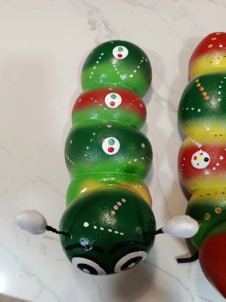 Figuras de decoración de oruga morada