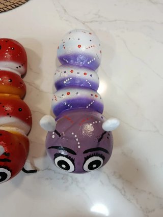 Figuras de decoración de oruga morada
