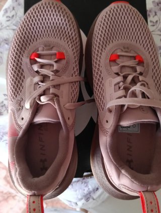 Zapatillas Under Armour rosas y rojas
