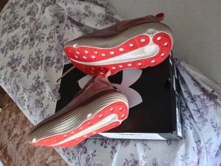 Zapatillas Under Armour rosas y rojas