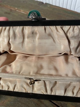 MONEDERO CARTERA ART DECÓ CON PEDRERÍA VERDE.