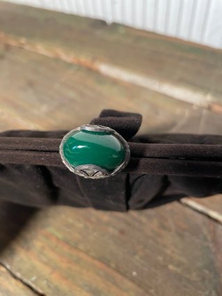 MONEDERO CARTERA ART DECÓ CON PEDRERÍA VERDE.