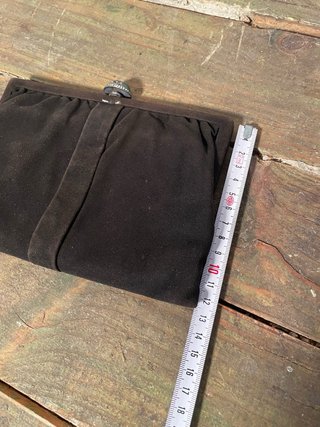 MONEDERO CARTERA ART DECÓ CON PEDRERÍA VERDE.