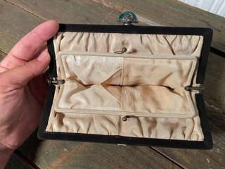 MONEDERO CARTERA ART DECÓ CON PEDRERÍA VERDE.