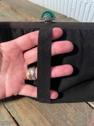 MONEDERO CARTERA ART DECÓ CON PEDRERÍA VERDE.