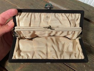 MONEDERO CARTERA ART DECÓ CON PEDRERÍA VERDE.