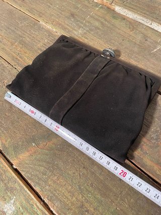 MONEDERO CARTERA ART DECÓ CON PEDRERÍA VERDE.
