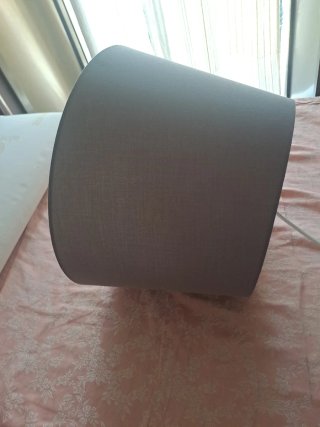 Lámpara de tela gris y blanca