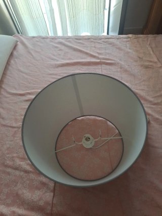 Lámpara de tela gris y blanca