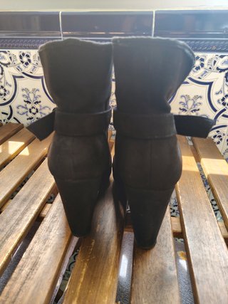 Botines cuña pelo negros