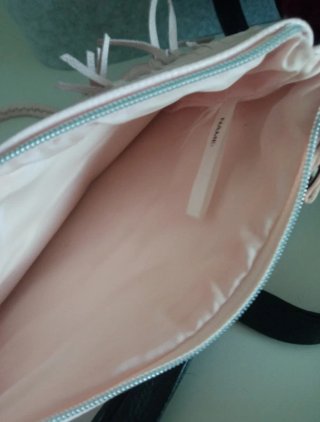 Lote 2 bolsos: rosa flecos y mochila borreguito