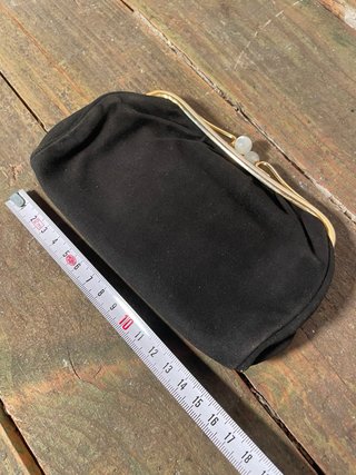 MONEDERO ART DECÓ NEGRO Y DORADO. CARTERA MANO