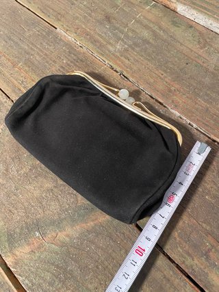 MONEDERO ART DECÓ NEGRO Y DORADO. CARTERA MANO