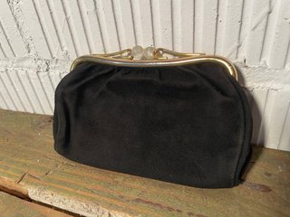 MONEDERO ART DECÓ NEGRO Y DORADO. CARTERA MANO