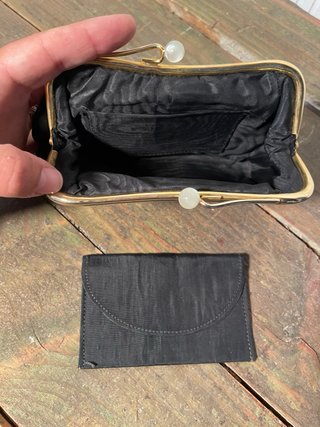 MONEDERO ART DECÓ NEGRO Y DORADO. CARTERA MANO