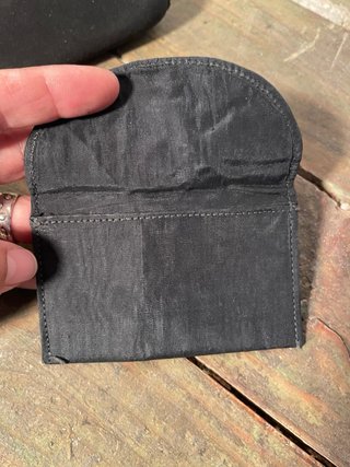 MONEDERO ART DECÓ NEGRO Y DORADO. CARTERA MANO