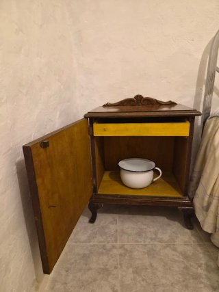 Mesita orinal antigua madera