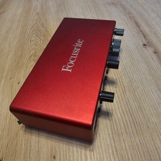 Focusrite Scarlett 2i2 4ª Gen + Micrófono Scarlett