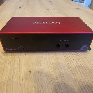 Focusrite Scarlett 2i2 4ª Gen + Micrófono Scarlett