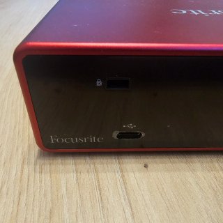 Focusrite Scarlett 2i2 4ª Gen + Micrófono Scarlett
