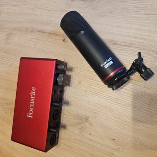Focusrite Scarlett 2i2 4ª Gen + Micrófono Scarlett