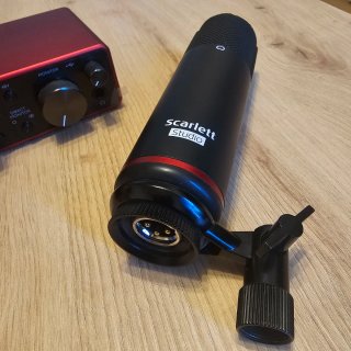 Focusrite Scarlett 2i2 4ª Gen + Micrófono Scarlett