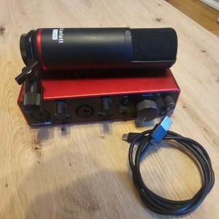 Focusrite Scarlett 2i2 4ª Gen + Micrófono Scarlett